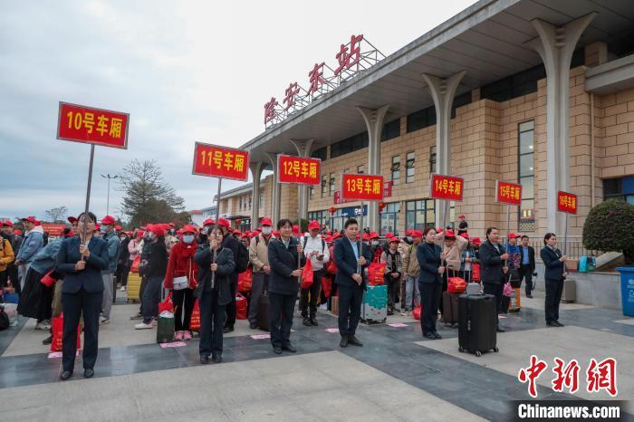 广西开行今年首趟赴粤返岗务工动车专列