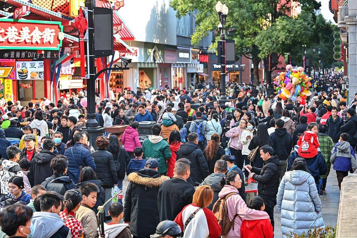 2月16日,武汉阳光明媚,汉口商业百年老街江汉路步行街热闹,繁华,人们