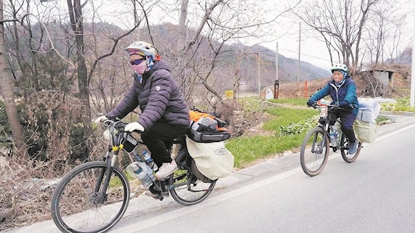 母子從上海騎行14天回黃岡過年氣溫4仍在路邊露營兒子