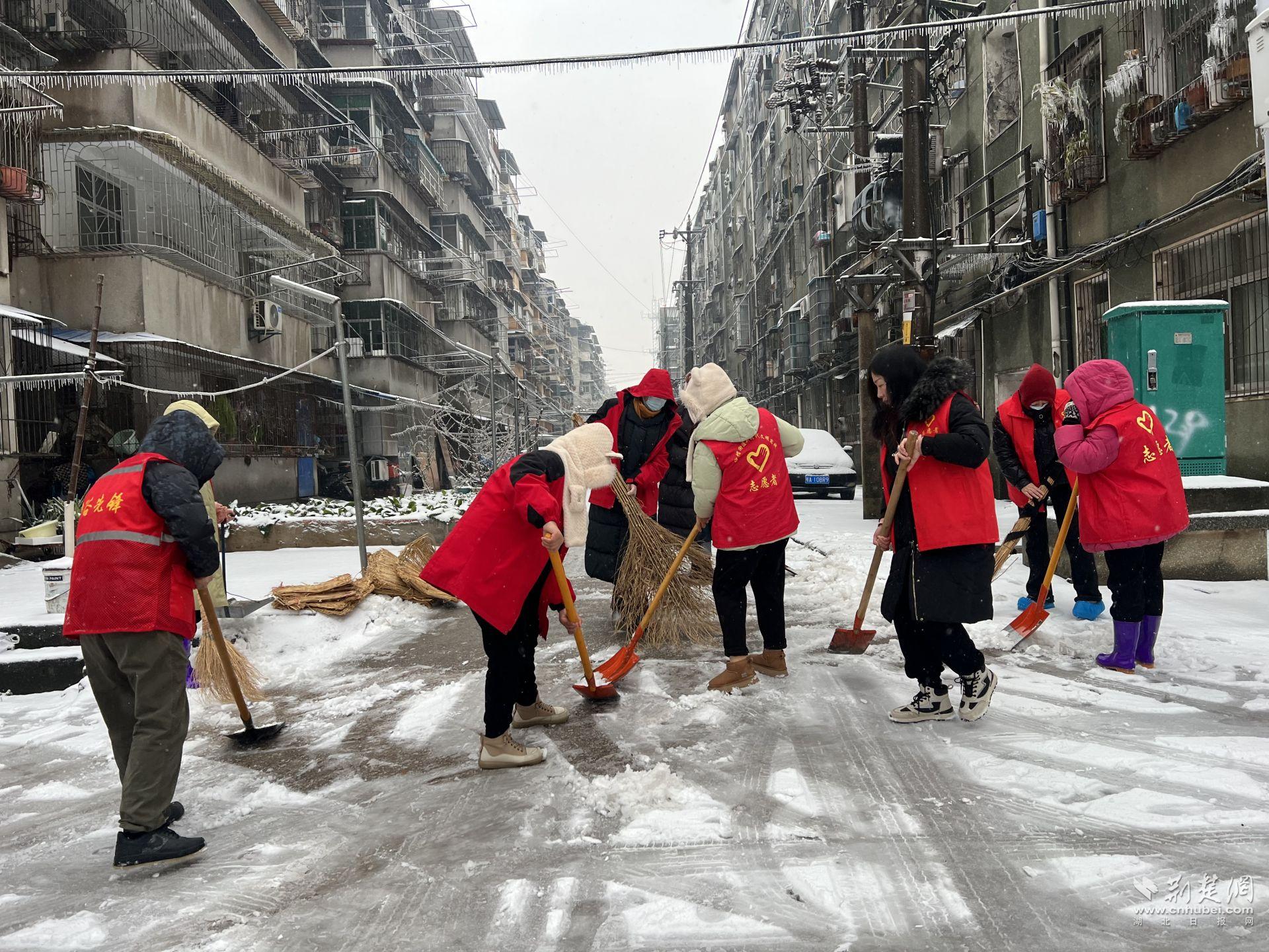 此外,还有纱帽街道朱家山社区等多个社区"以雪为令",下沉党员均"闻令