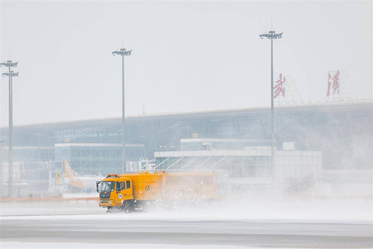 武汉天河机场全力应对新一轮雨雪天气