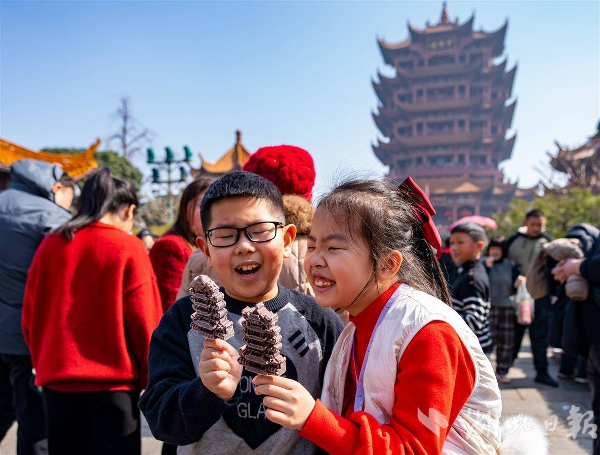 魏铼 摄)2月11日,大年初二,武汉市热门景区黄鹤楼公园,景区检票口排起