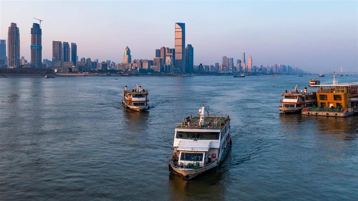 2024年2月16日,正月初七,在武汉中华路码头,前来体验轮渡的游客络绎不