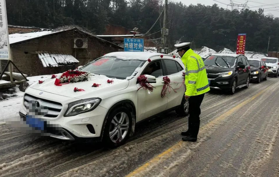 警车开道接亲这牛可以吹一辈子