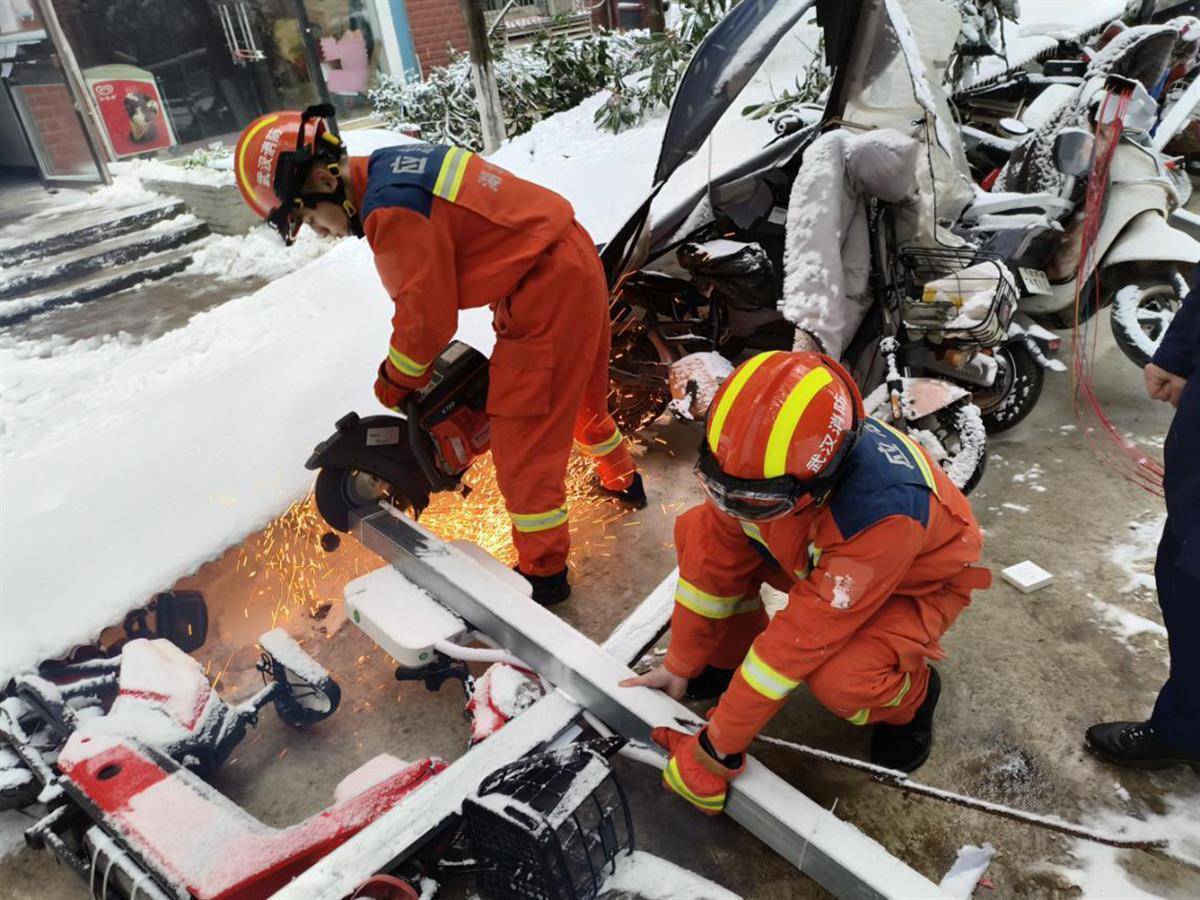 武汉千名消防员救援雨雪冰冻灾害事故-荆楚网-湖北日报网