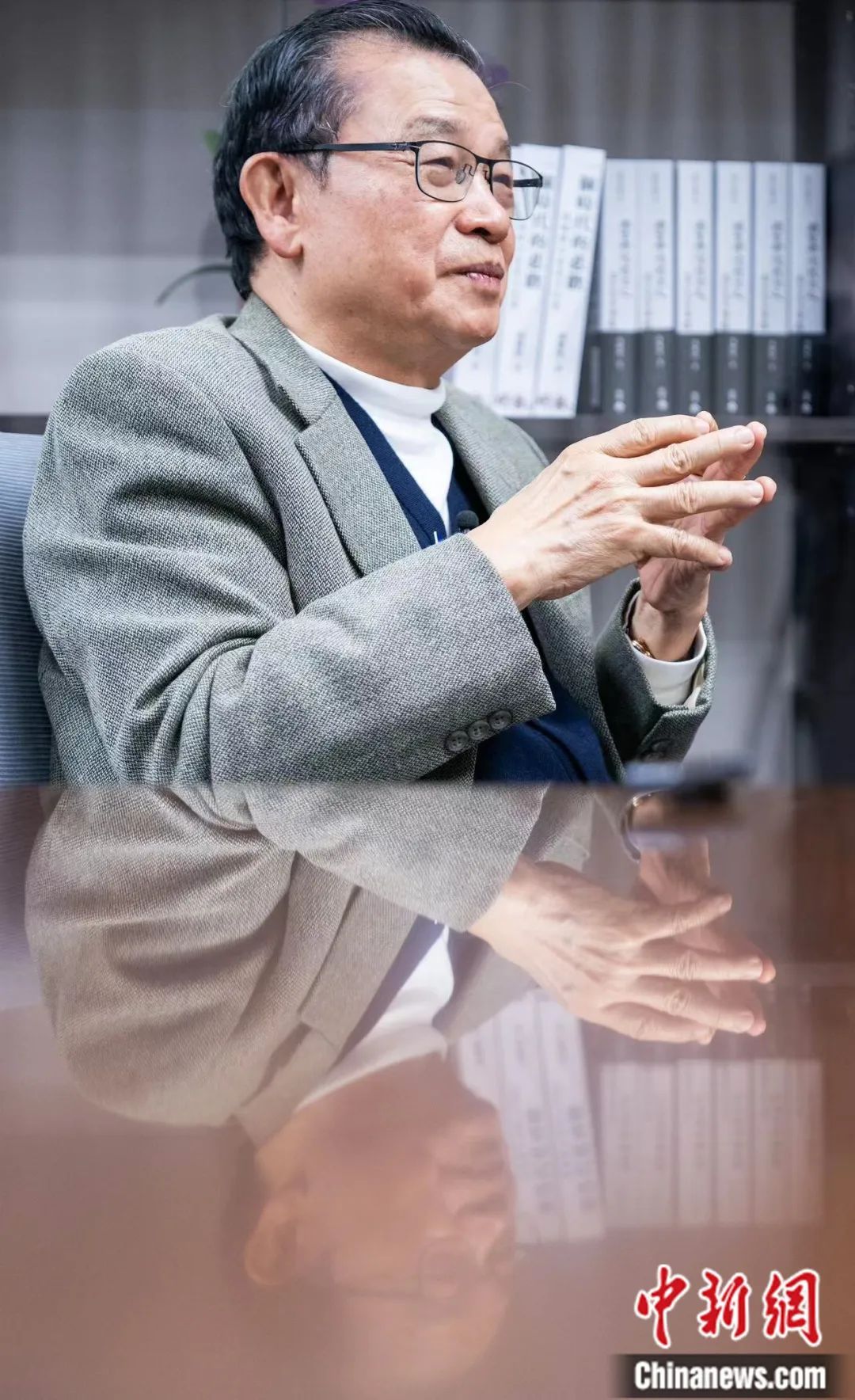 东西问丨潘耀明我与金庸交往二三事