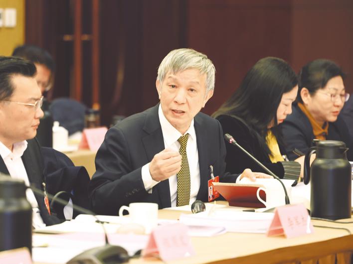 在鄂全国人大代表汪道文在小组讨论会上发言.