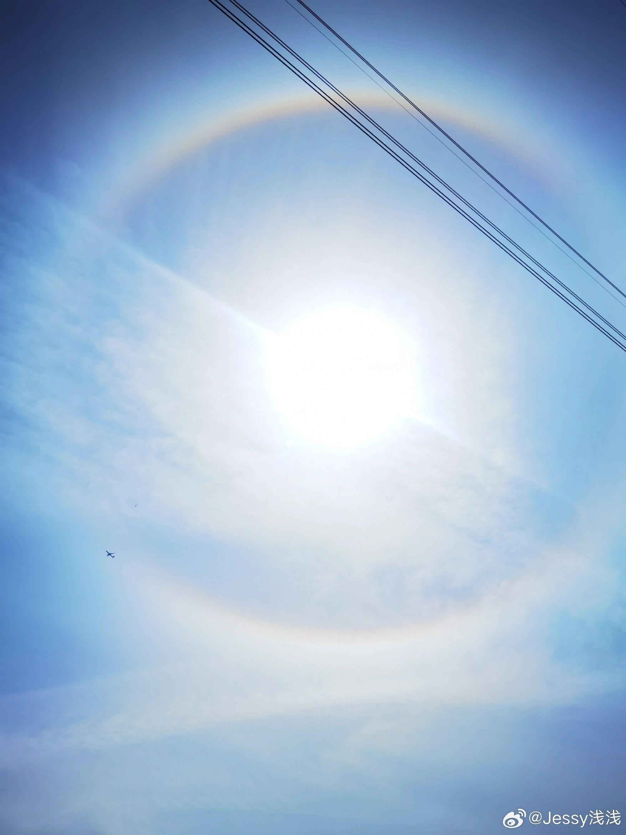 含有冰晶的高云,如卷云,卷层云等,阳光经过冰晶的折射产生美丽的光晕