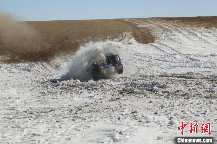 初春锡林郭勒雪原上越野飞驰
