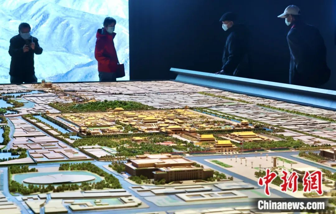 2023年3月28日,"辉煌中轴"展览在北京的首都博物馆开展,中轴线沙盘