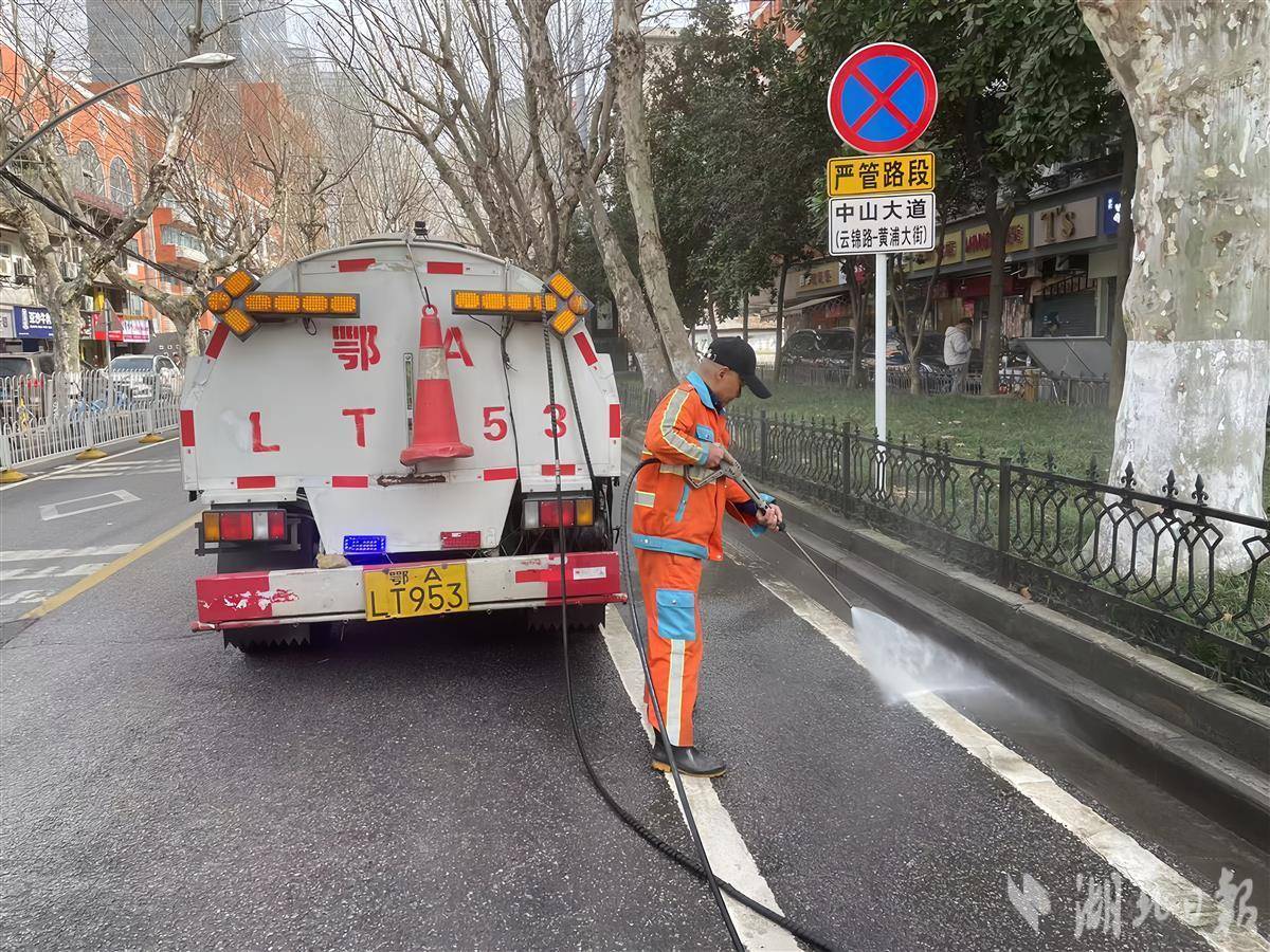道路清洁修缮维护巡查守控武汉城管全力做好汉马赛道保障