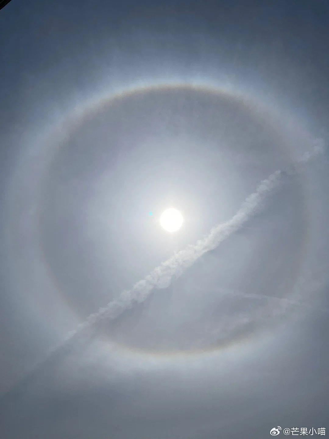 含有冰晶的高云,如卷云,卷层云等,阳光经过冰晶的折射产生美丽的光晕