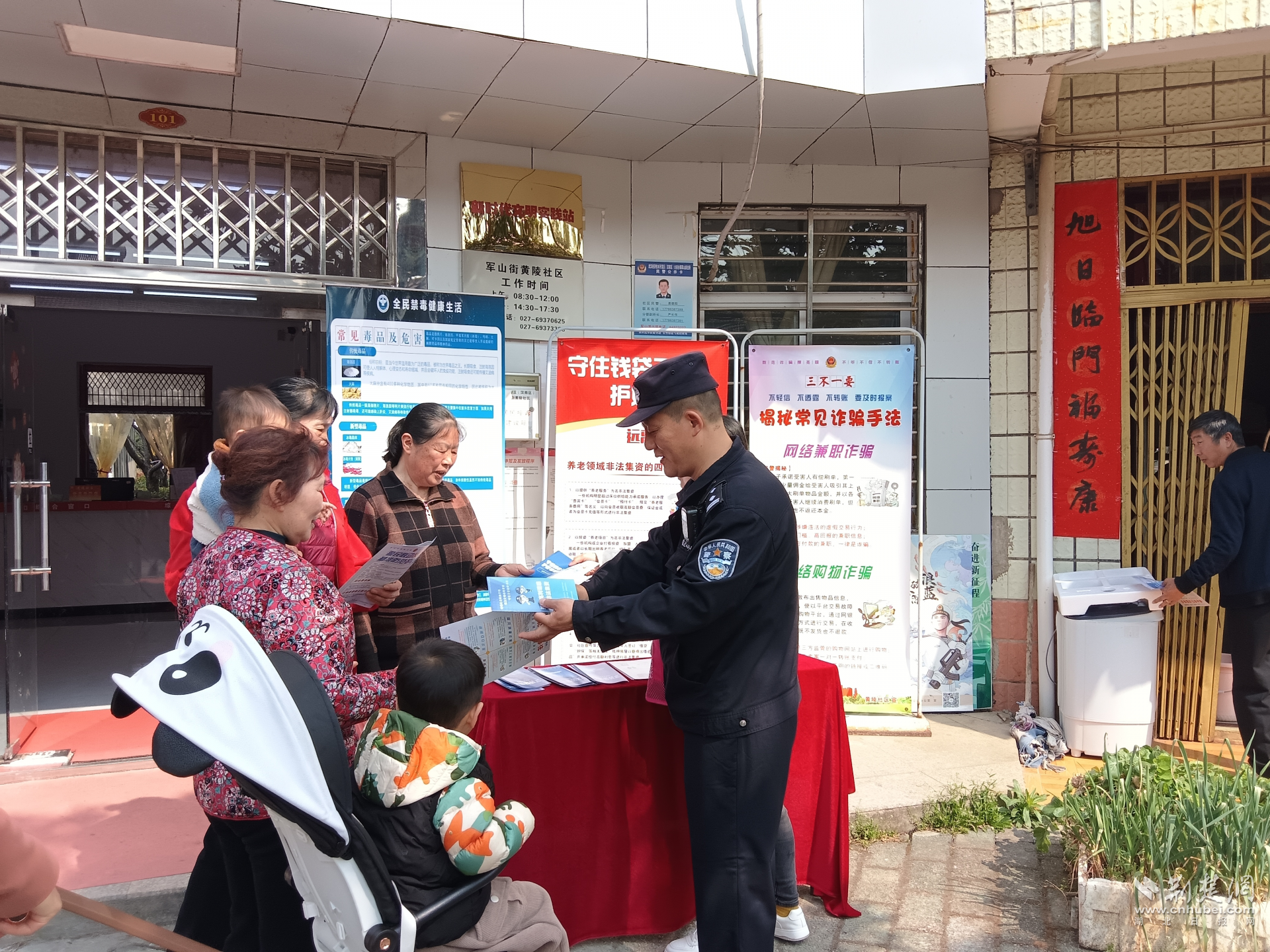 武汉军山街各社区开展消费者权益日宣传活动