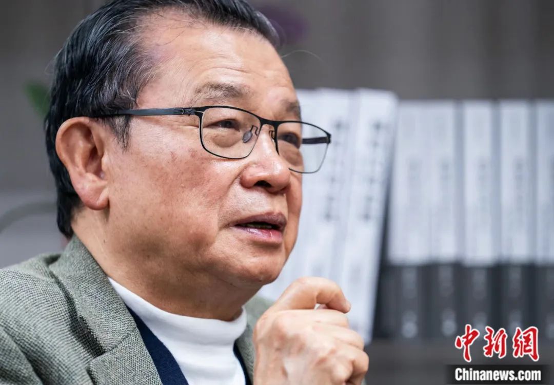 东西问丨潘耀明我与金庸交往二三事