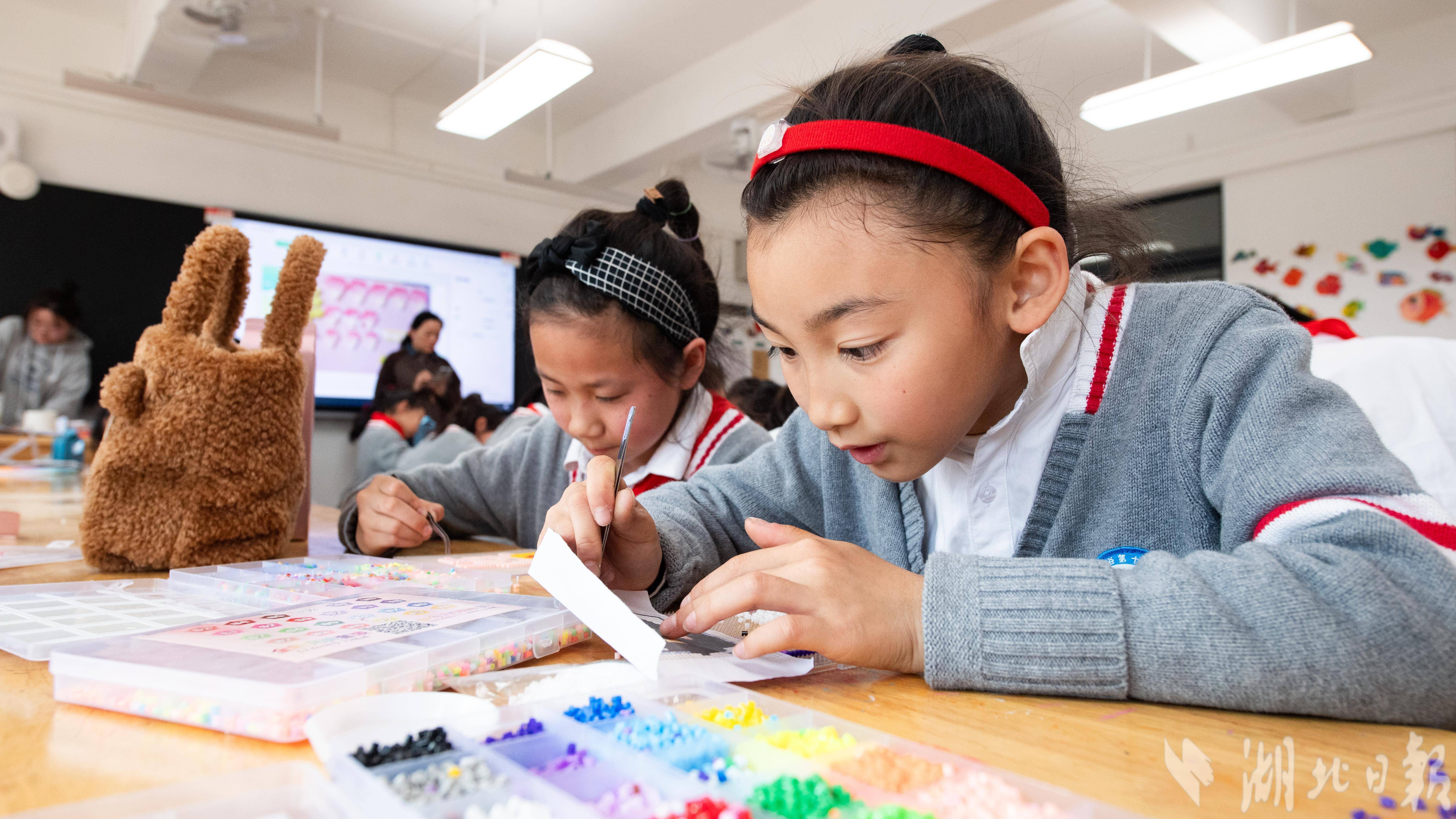 2024年3月21日,在武汉市光谷第十二小学,舞蹈,射箭,陶笛等丰富多彩的