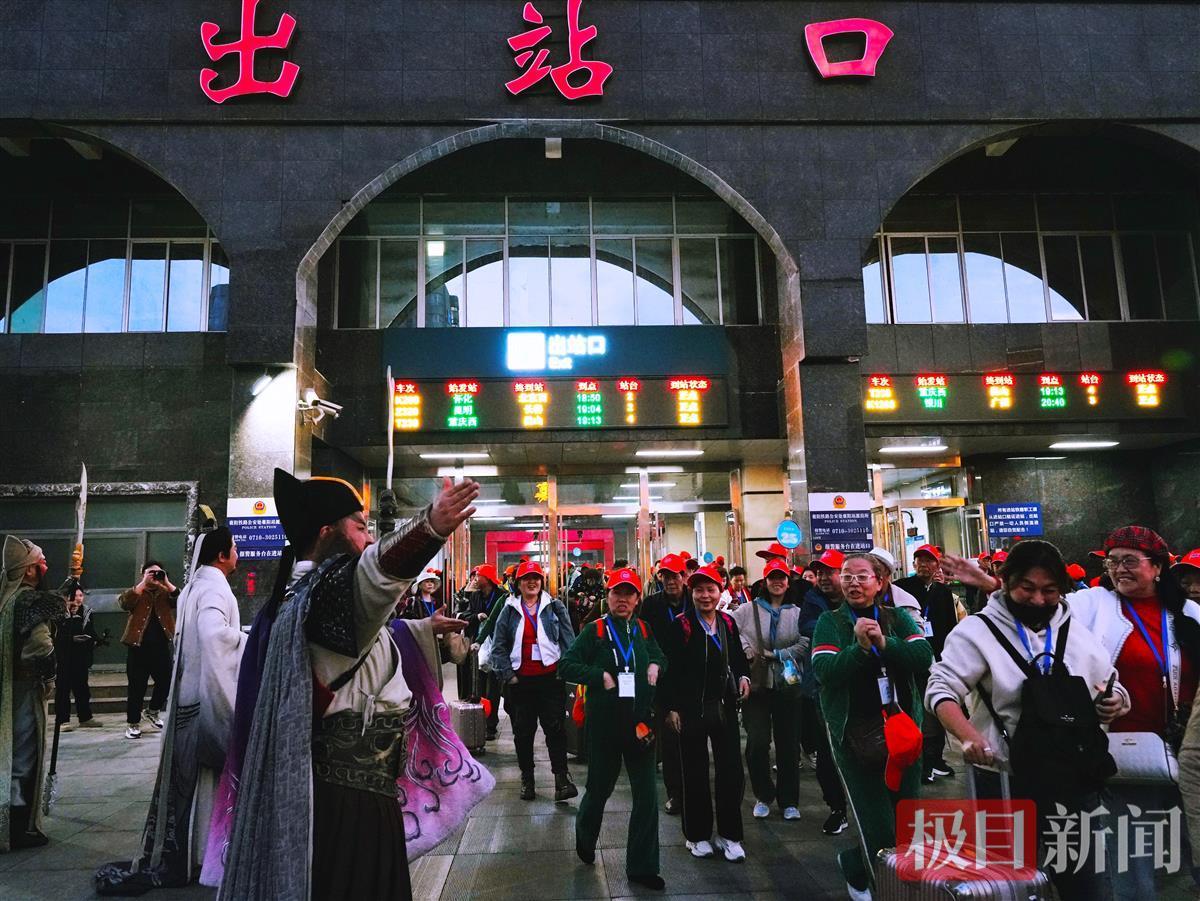 襄阳火车站无头女生图片