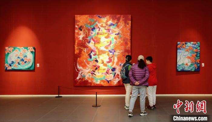 对此,天津美术馆馆长马驰认为,李玉芬的绘画是一种朴素的浪漫主义.