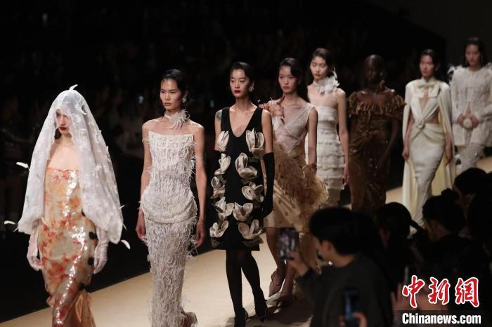 2024秋冬上海时装周开幕上演摩登上海三部曲