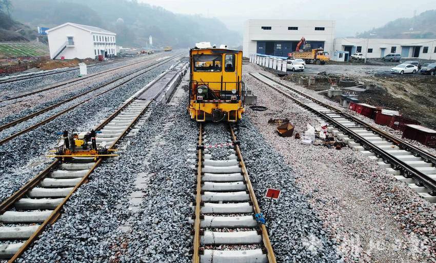 当远铁路铺轨顺利完成力争今年5月全线试通车