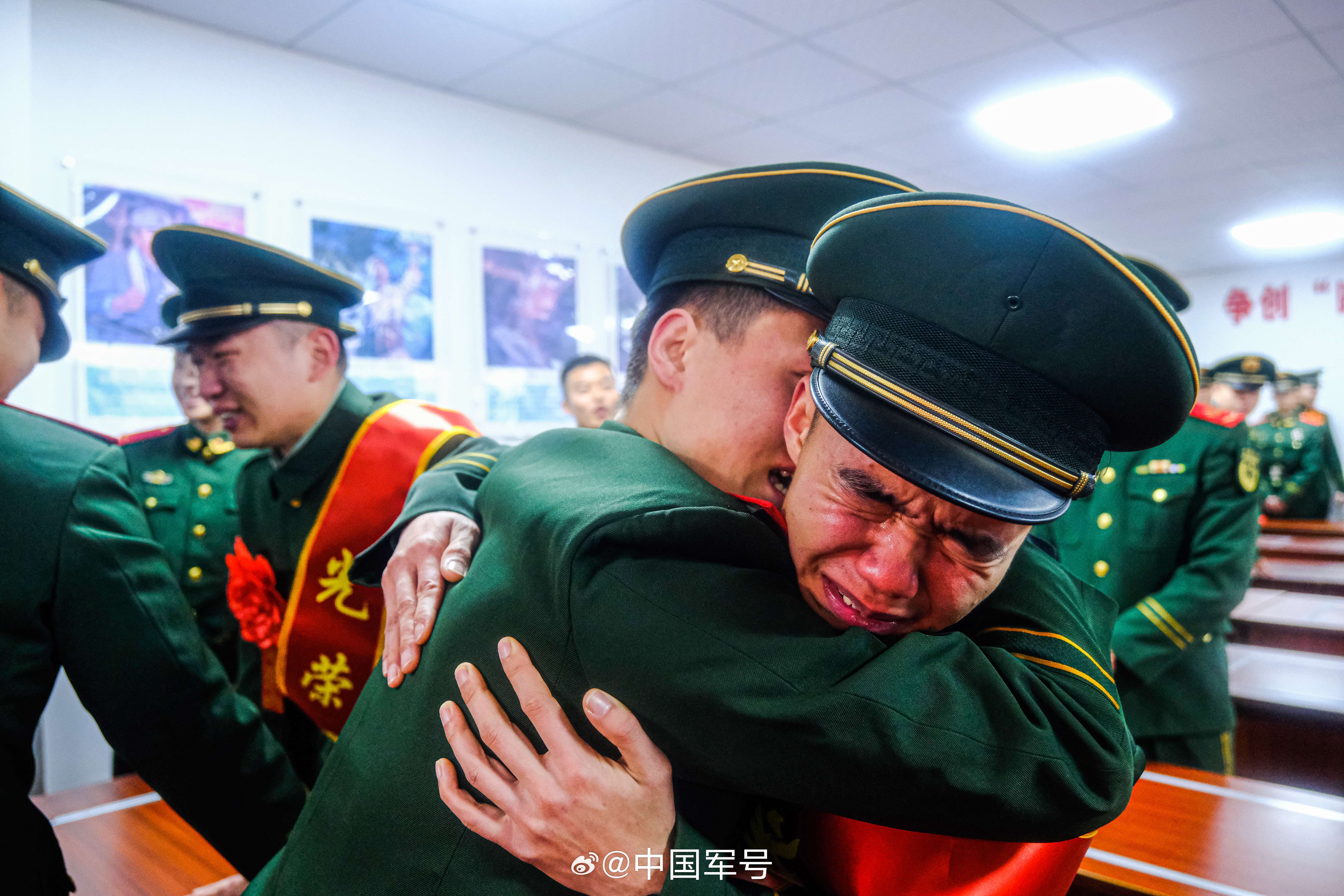 致敬老兵!退伍仪式上这一幕幕让人泪目-荆楚网-湖北日报网