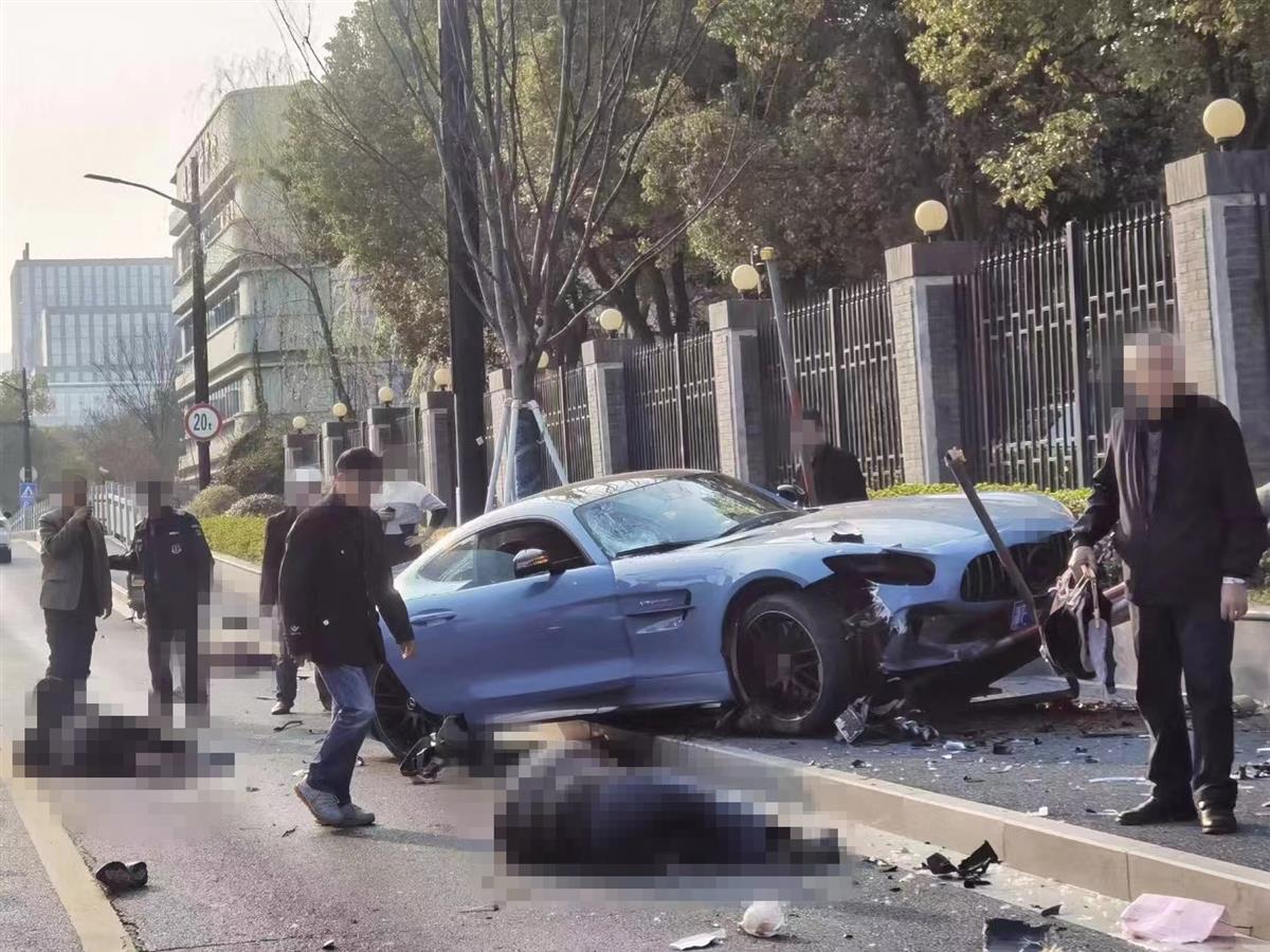 嘉兴荣军医院附近一商户向极目新闻记者透露,他听说了这起车祸事故,但