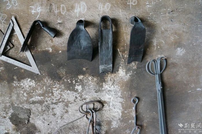 打制的铁具几十年来,对于打铁工艺,他已掌握得炉火纯青,制作出的作品