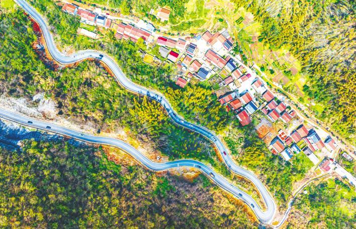 3月26日,鸟瞰蜿蜒在大冶市灵乡镇群山之间的盘山公路.