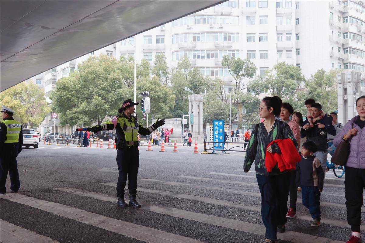 考生丢了证件,求助交警及时赶考"警察叔叔,我的身份证掉了!