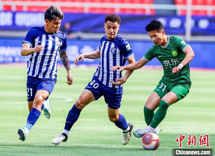 中超联赛武汉三镇队主场负于北京国安队