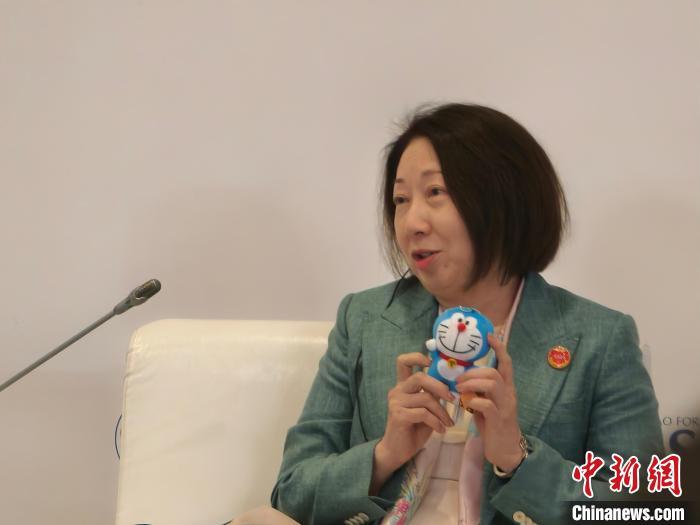 苏婧欣  摄她举起随身携带的"哆啦a梦"玩偶说:"我自己总是带着一个