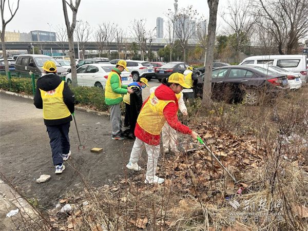 武昌区白沙洲街道 学习雷锋我行动 社区清扫树新风