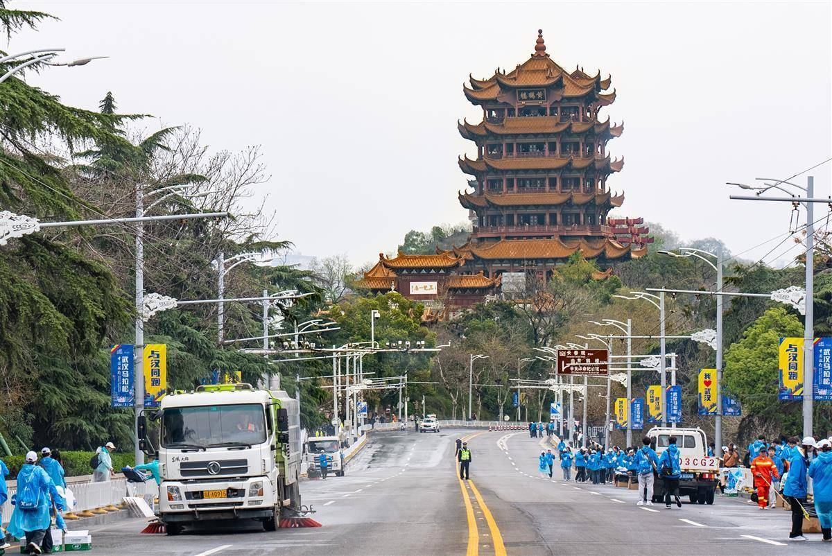 汉马过后武汉长江大桥15分钟完成清扫