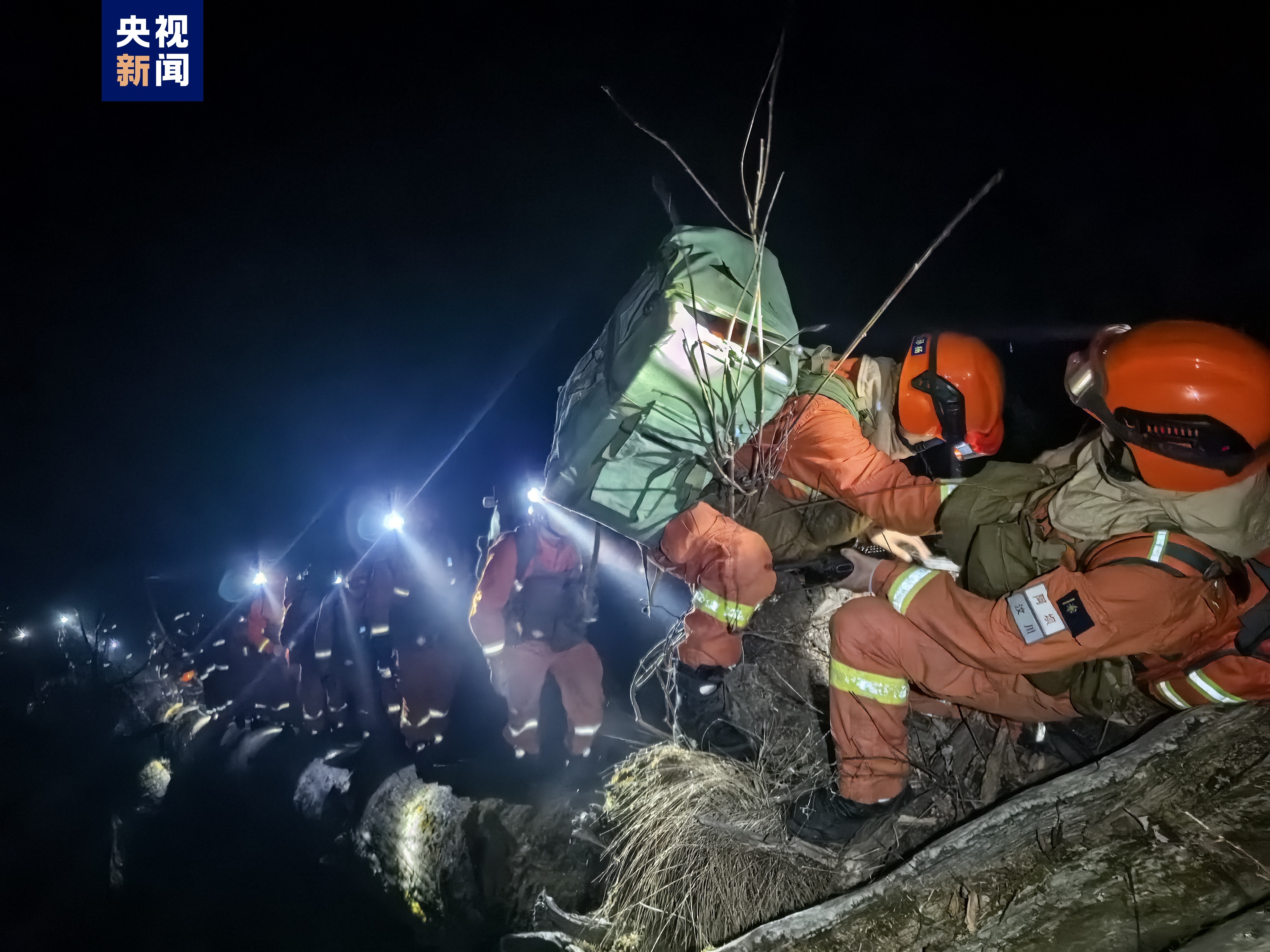 四川甘孜雅江森林火灾昨日扑打火线10公里目前全力扑救中