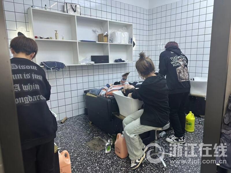 有不少顾客没有在线上进行预约,想来到现场排一个号,店家表示排队人