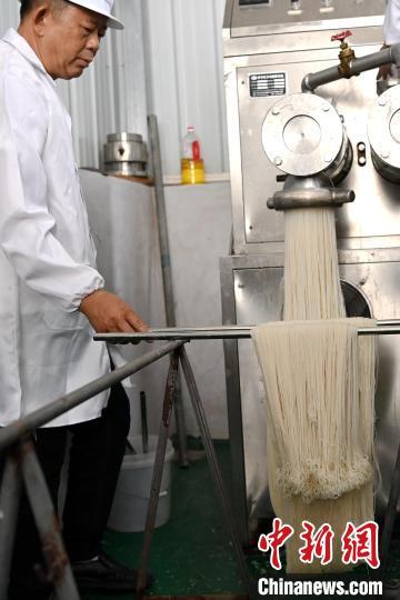 遇见福建灵通山下的村办米粉厂生产忙