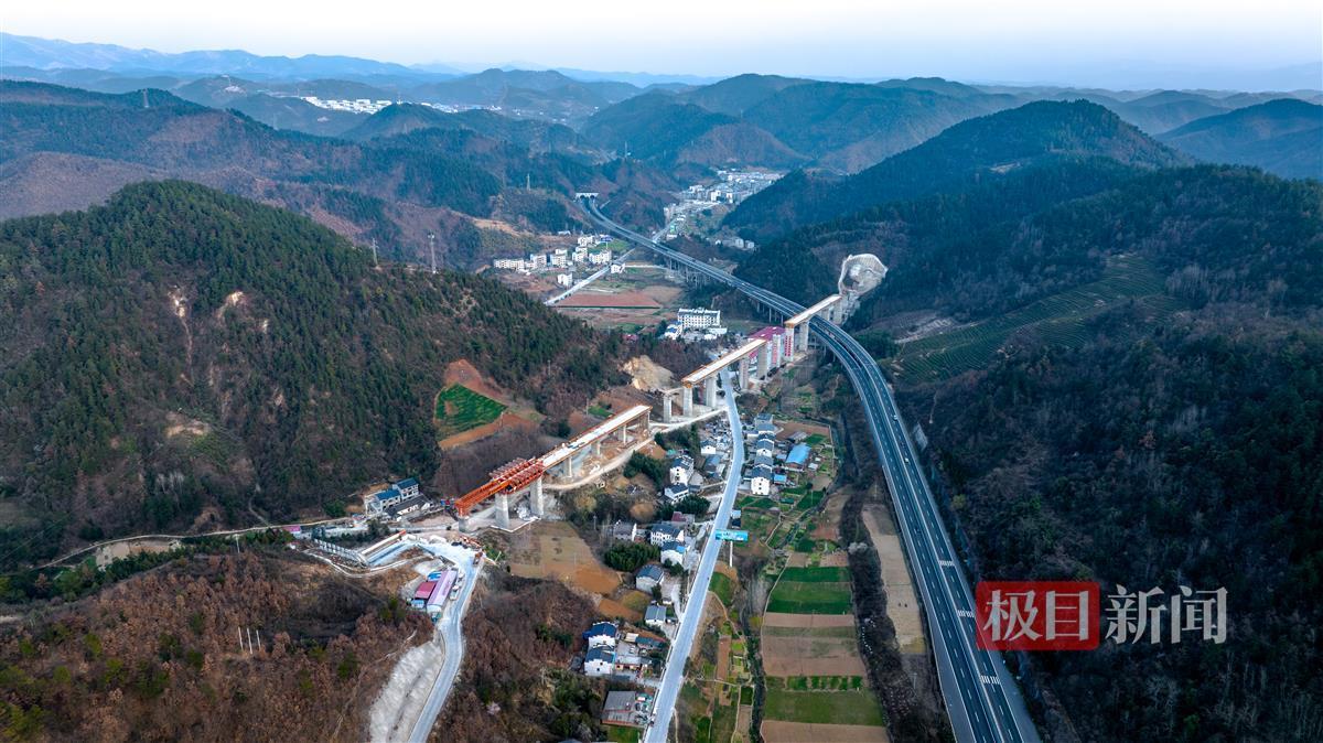 建设中的西十高铁穿越樱桃花海