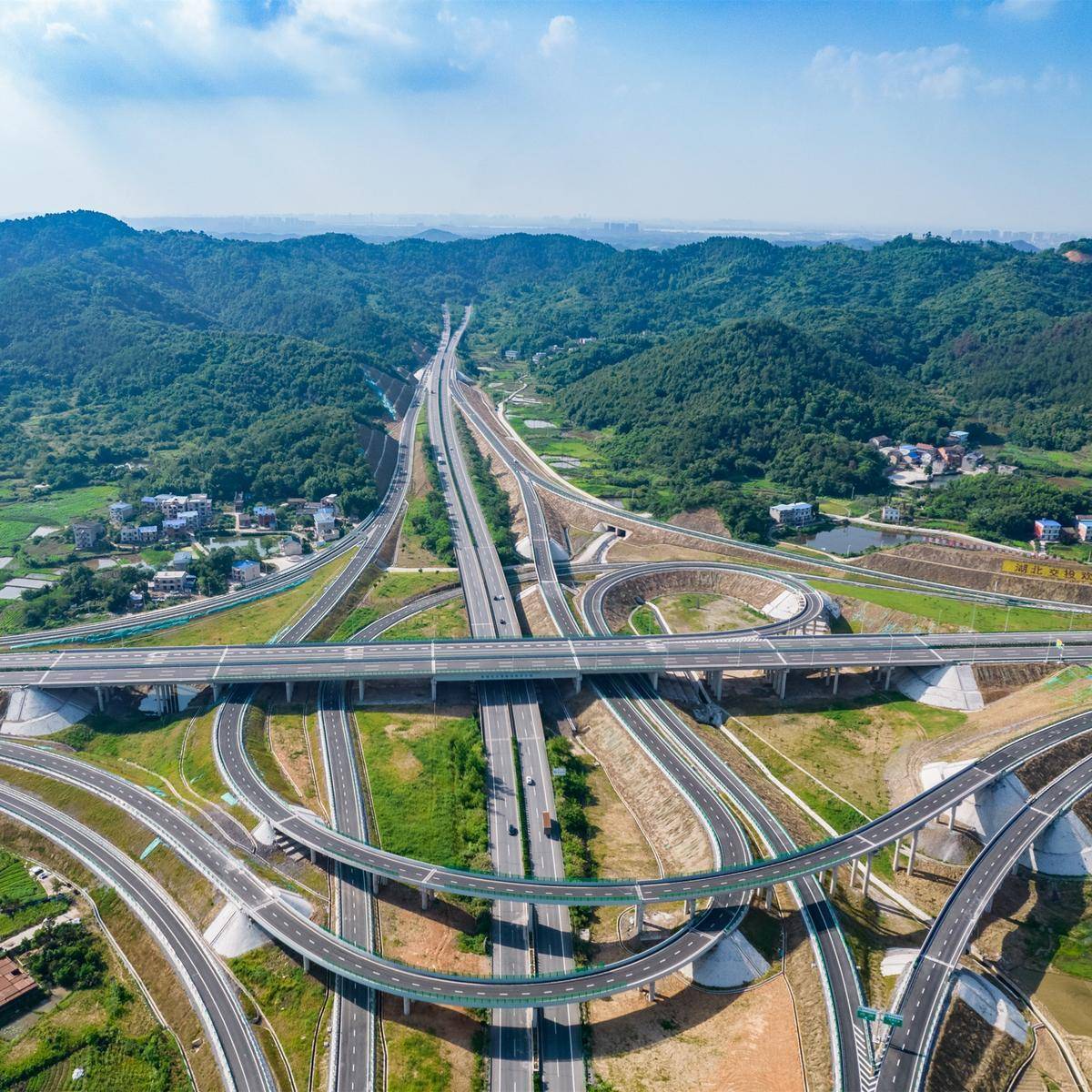 我省首条智慧高速公路——鄂州机场高速公路.