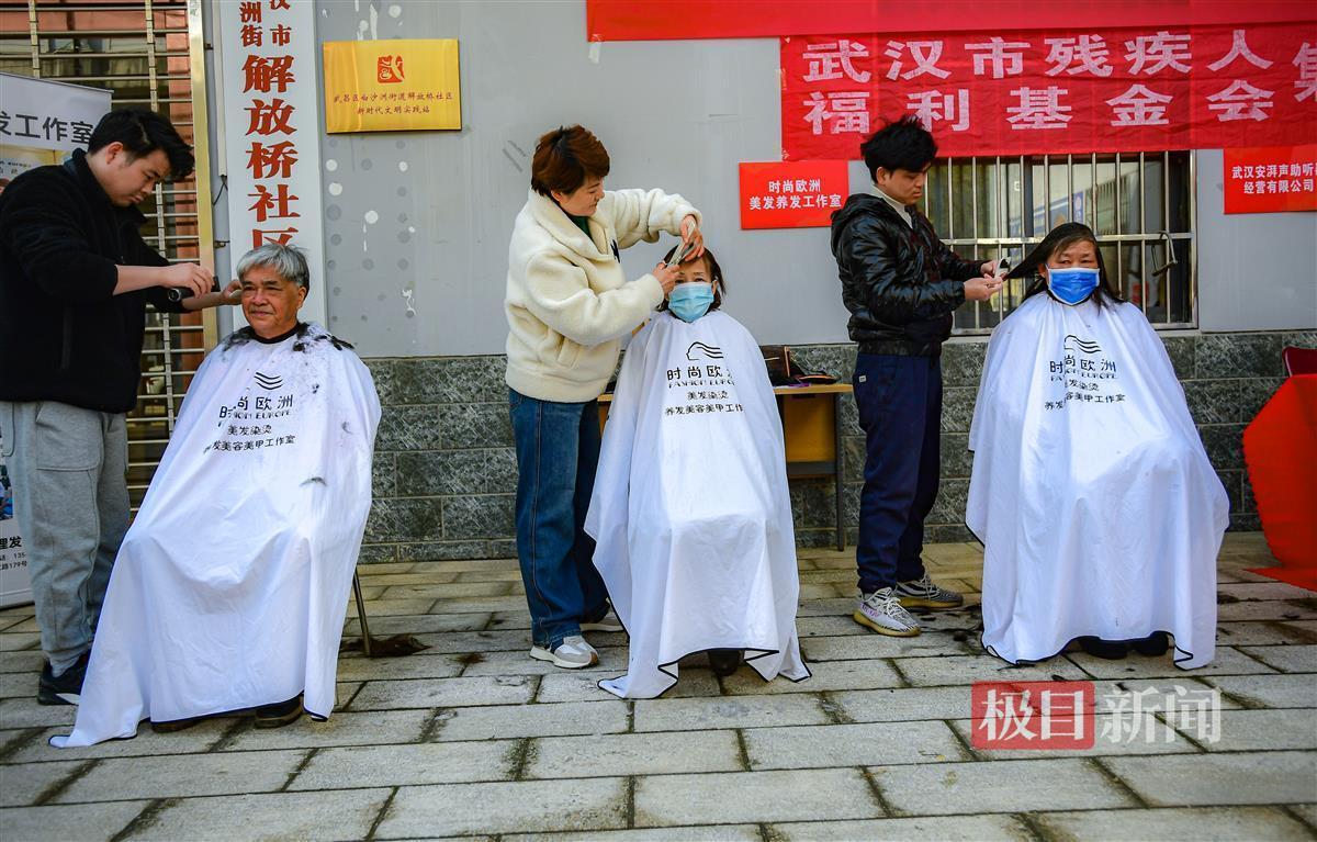 无声理发店为居民服务