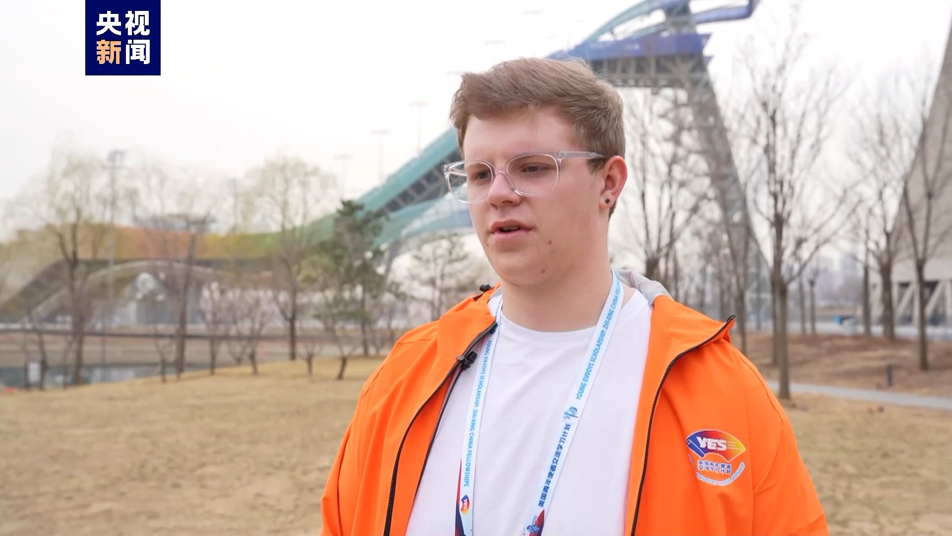 美国青年使者交流学习计划学生登上雪飞天一起向未来