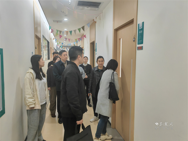 街道领导干部对星桥青少年发展服务中心进行问需走访.