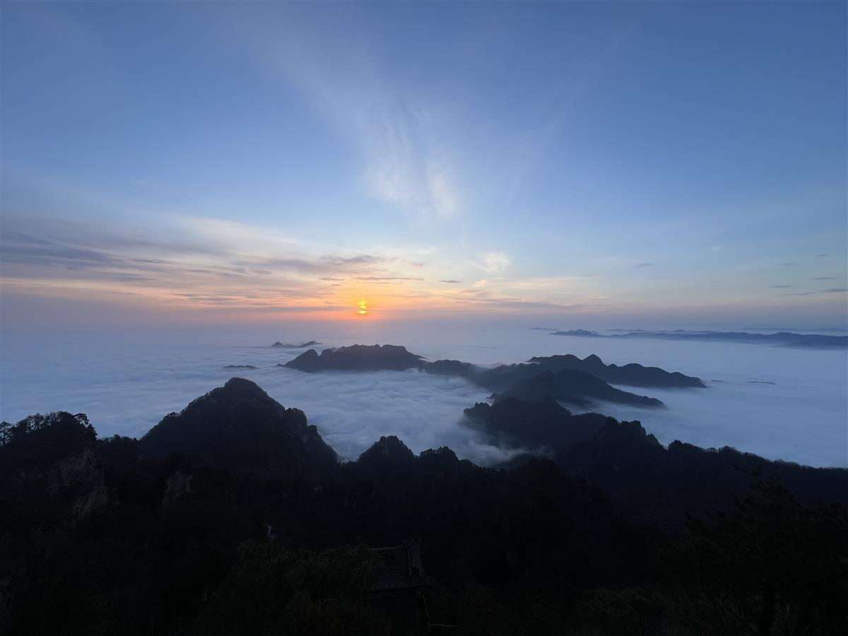 与辉同行,武当瑞应,武当山再现绝美日出和壮观云海-网