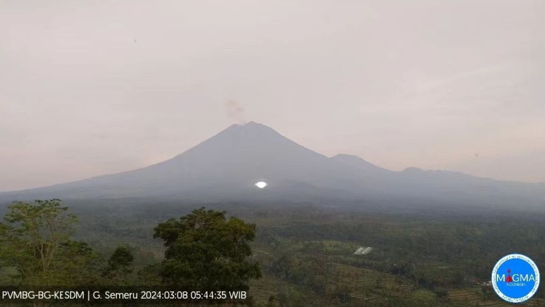印尼塞梅鲁火山喷发火山灰柱高达800米