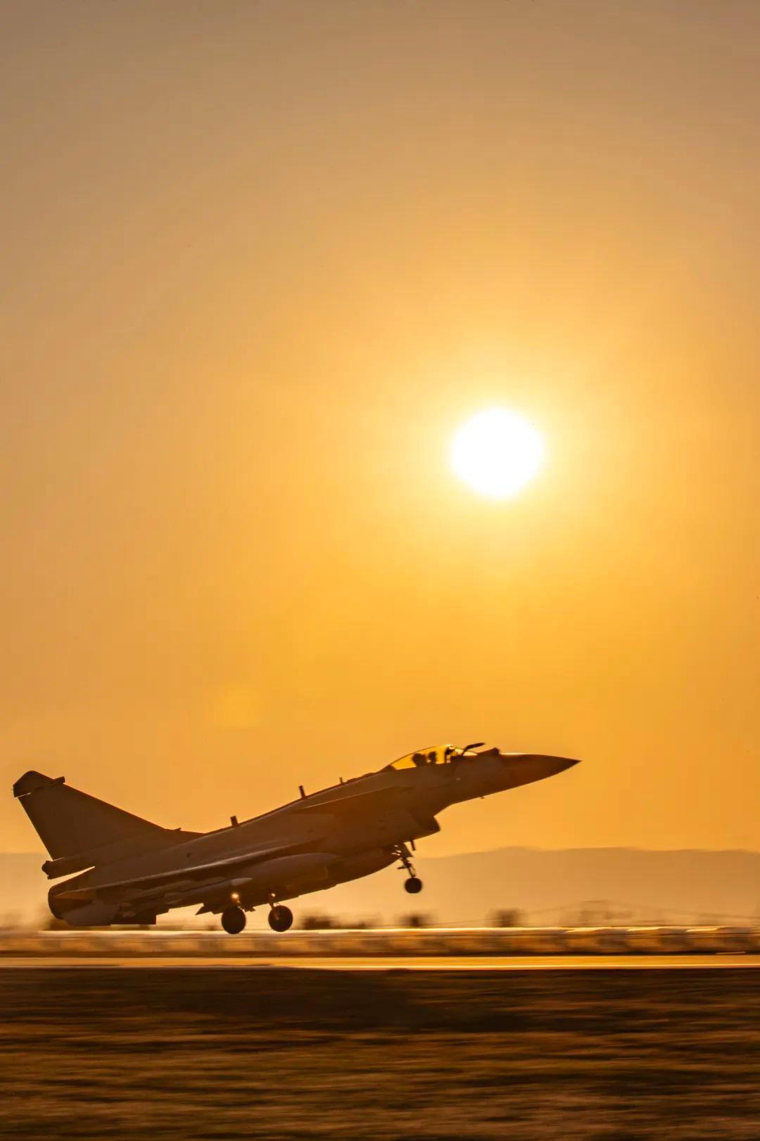 红日映照下南部战区空军某部战机呼啸升空