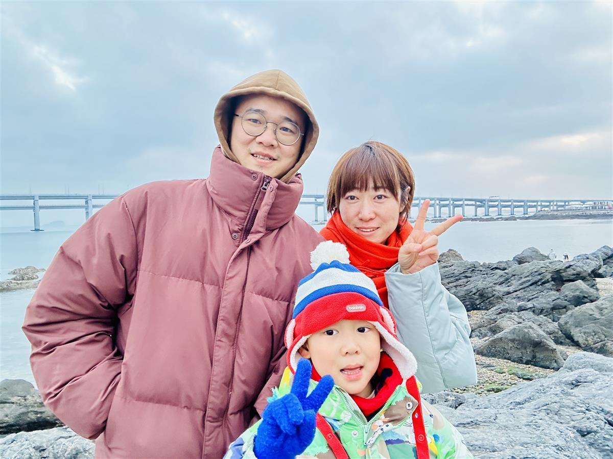 李欣一家三口有一次,李欣正在广州出差,孩子在家中突然生病无人照看.