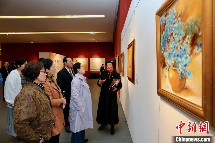 李玉芬(右一)在展览现场介绍作品.