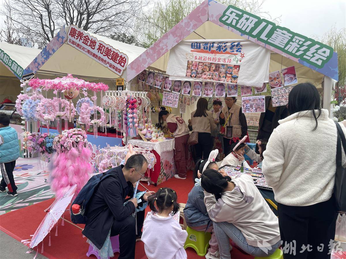 打卡东湖花花游园会与花仙子一起巡游赏樱