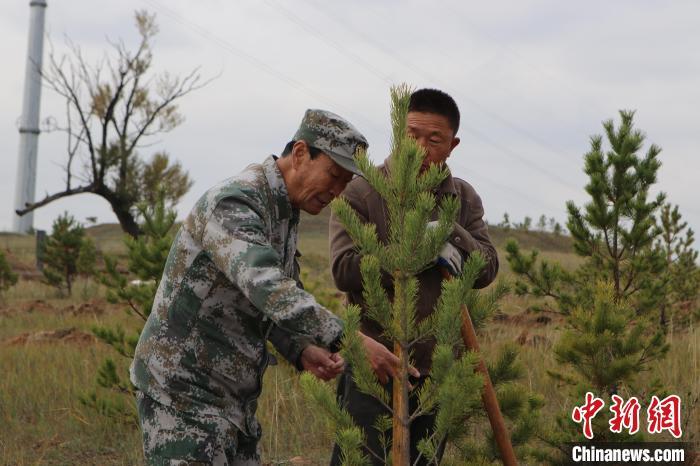 大同市左云县融媒体中心供图张连印同志病重期间,大同市领导专程前往
