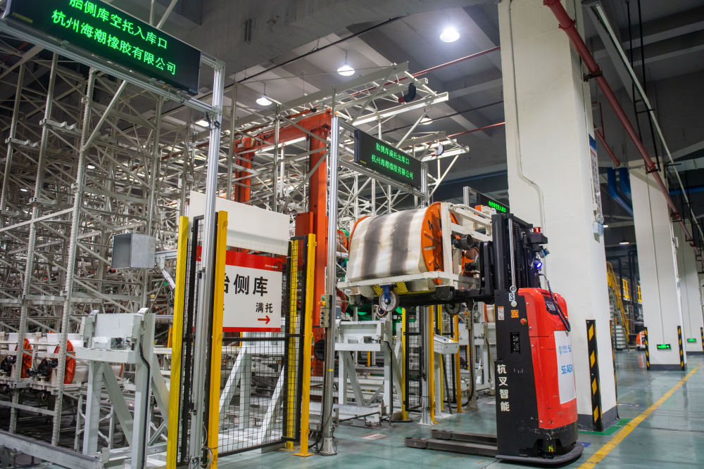 人叉车在杭州市钱塘区中策橡胶集团股份有限公司的未来工厂内运输产品