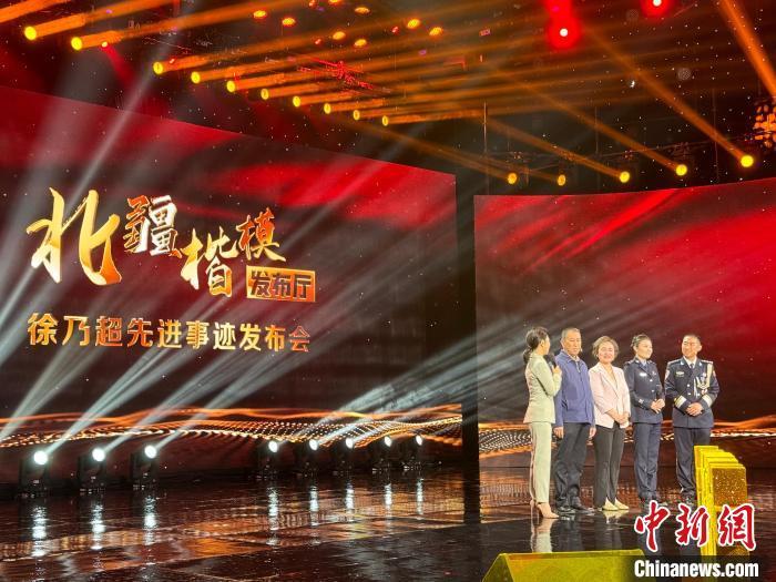 "90后"移民管理警察携妻戍边戈壁,获"北疆楷模"称号