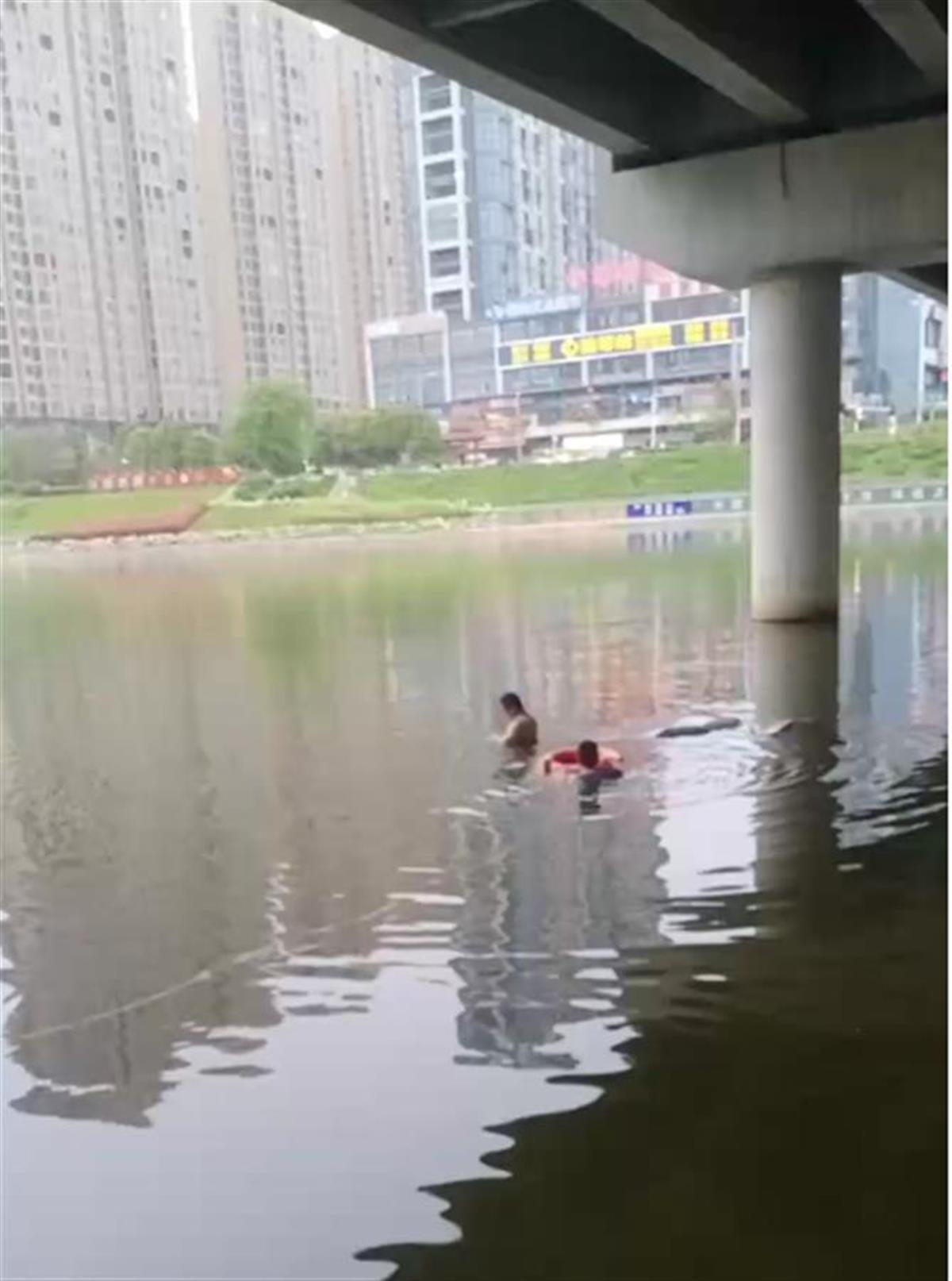 夫妻俩驾车不慎坠河,两名勇士多次下水将二人救起